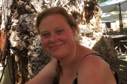 Vrouw op het terras