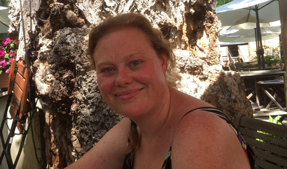 Vrouw op het terras