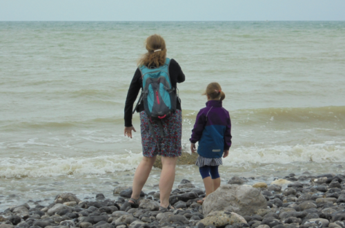 Moeder en dochter bij de zee