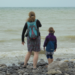 Moeder en dochter bij de zee