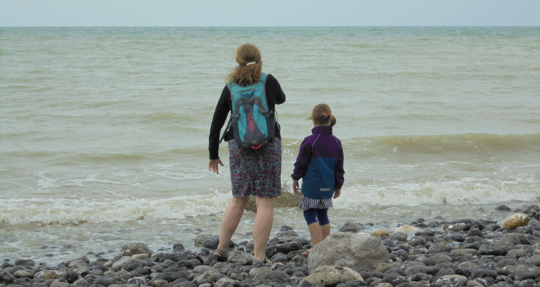 Moeder en dochter bij de zee