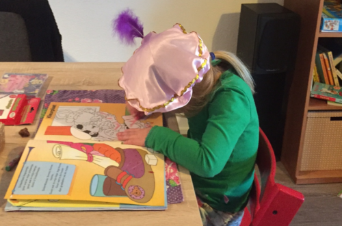 Meisje knutselt voor Sinterklaas