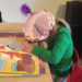 Meisje knutselt voor Sinterklaas