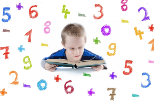Kind leert op school
