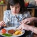 Aan tafel eten met kinderen